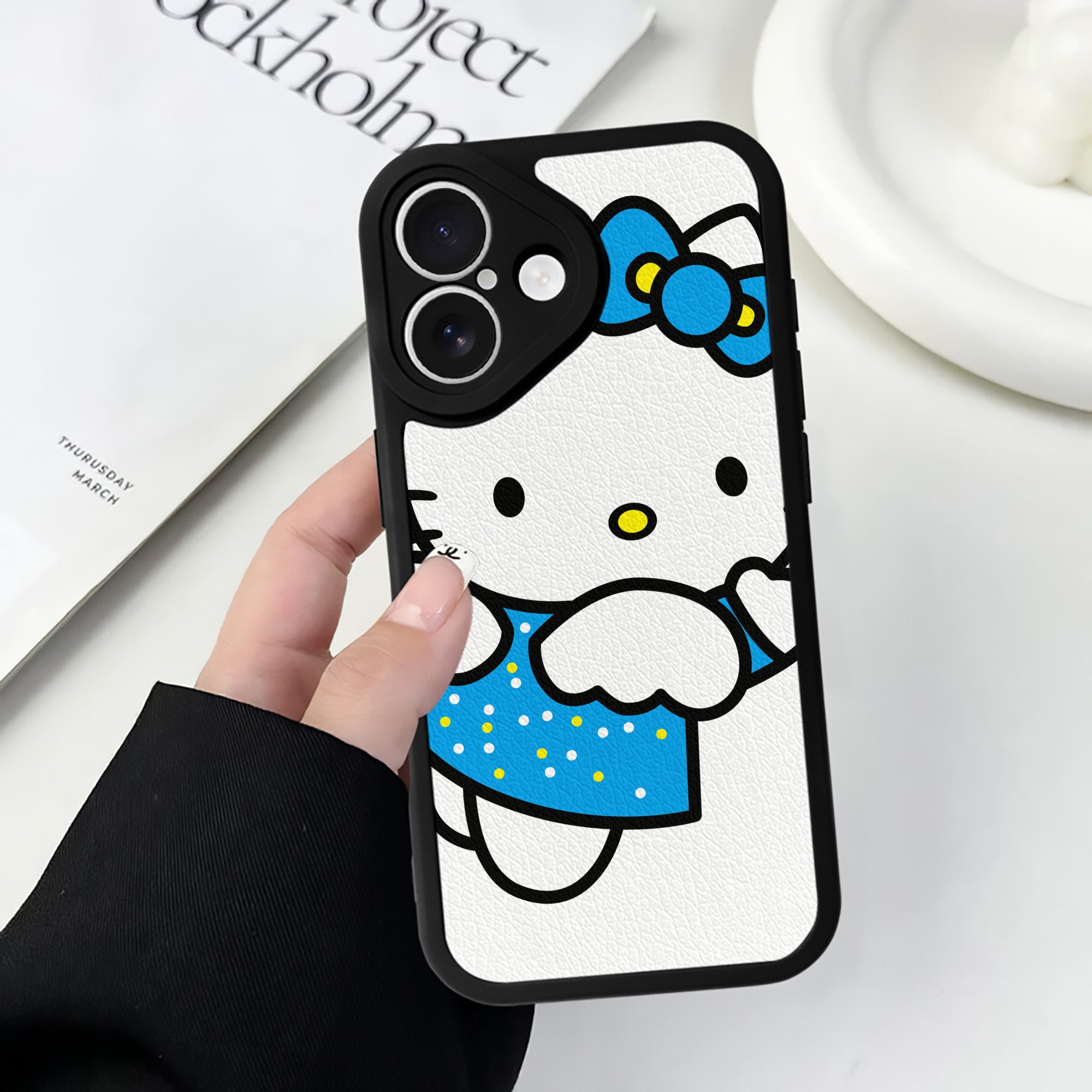（画像用） Hello Kitty ハローキティ 【iPhone 16シリーズ対応】シリコンスマホケース（レザー調） 材質：シリコン